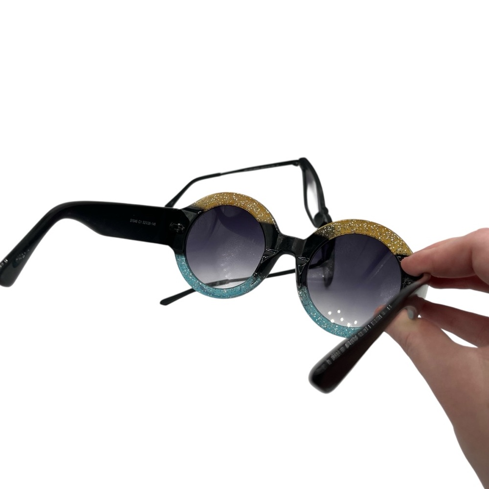Bundle of Sunglasses - Picture 5 of 11